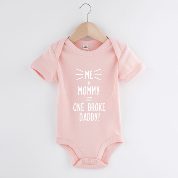 me + mom = one broke daddy, baby romper, grappig